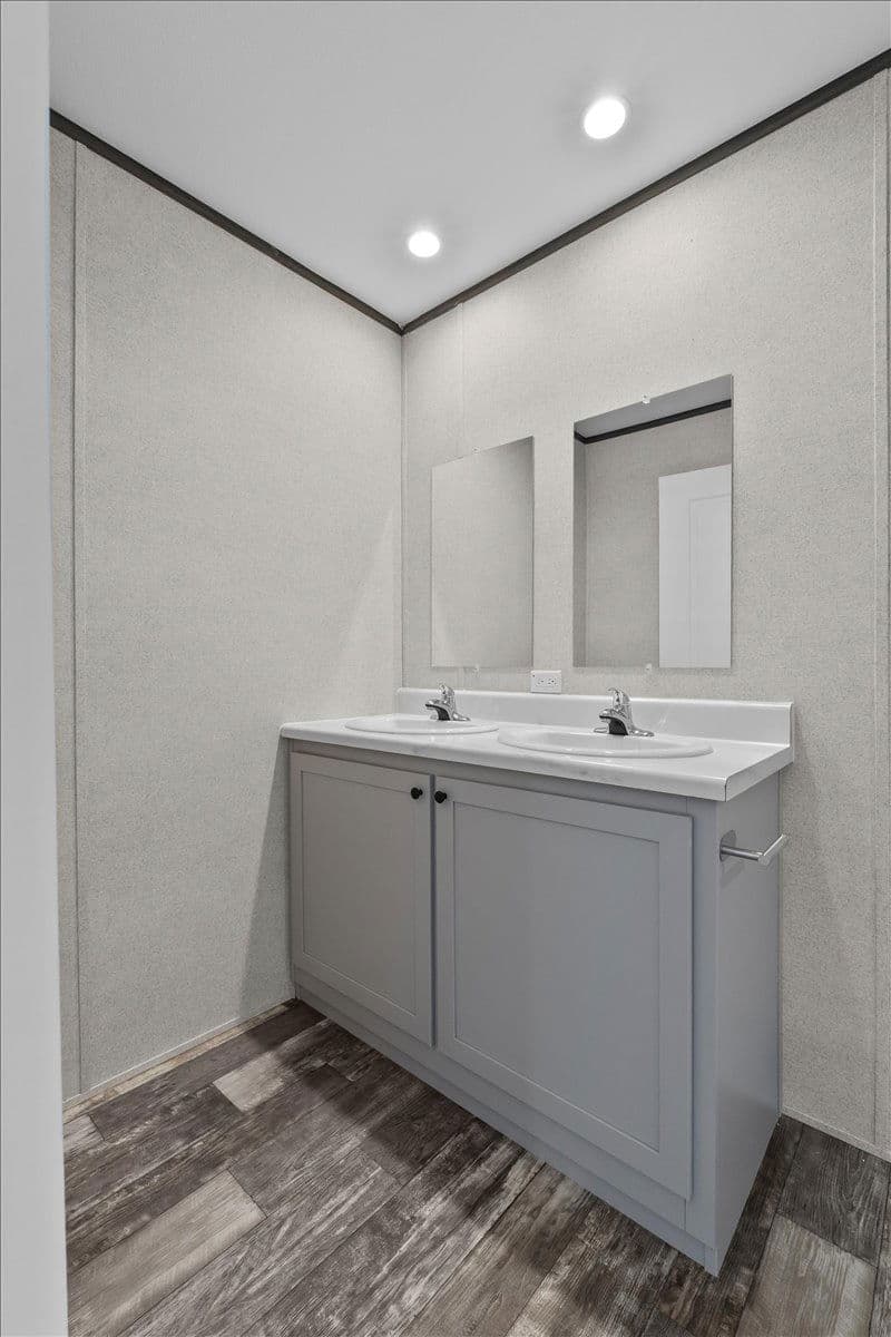 909 lake thomas road, lake wales, florida 33898 (pending)  interior and bathroom home features