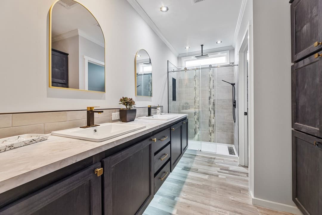 Paxton 28523a bathroom home features