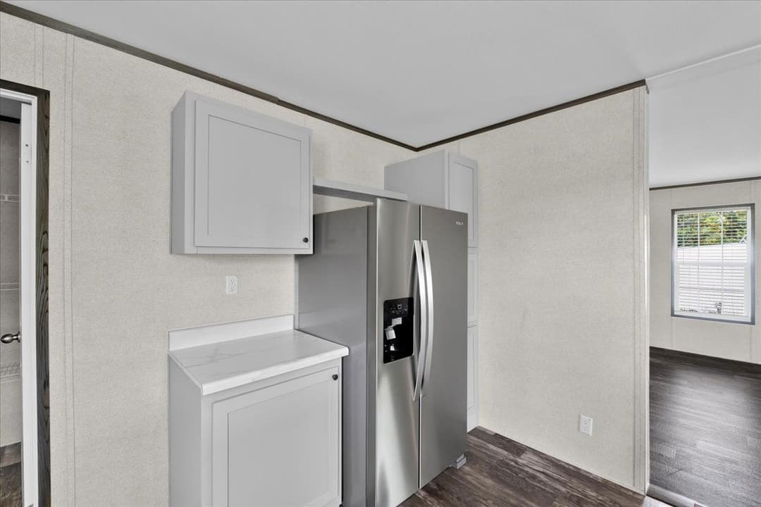 909 lake thomas road, lake wales, florida 33898 (pending)  interior and kitchen home features