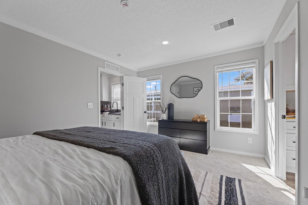 Helix 16763n bedroom home features