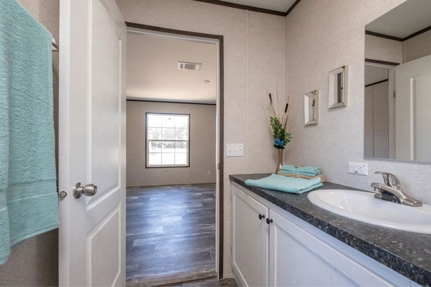 Plumosa bathroom home features