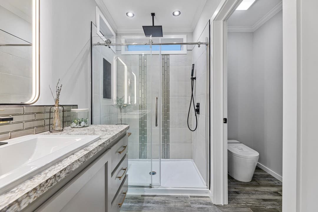 Davan 28683a bathroom home features