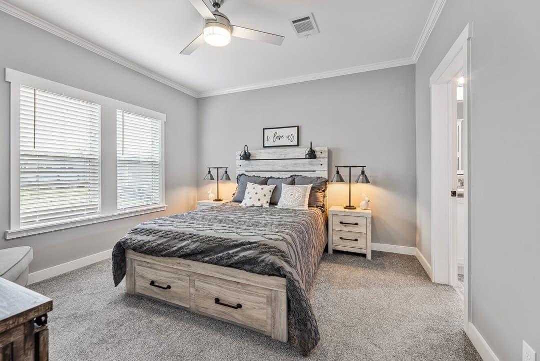 Cottage farmhouse 28522j bedroom home features