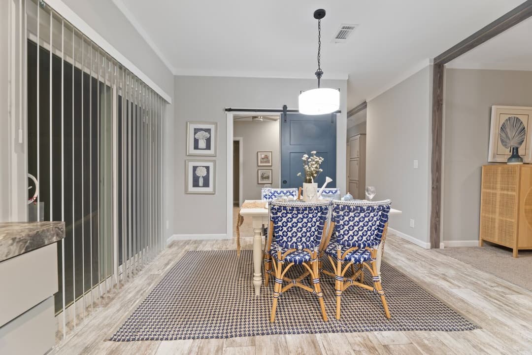 Buncic 28684b interior home features