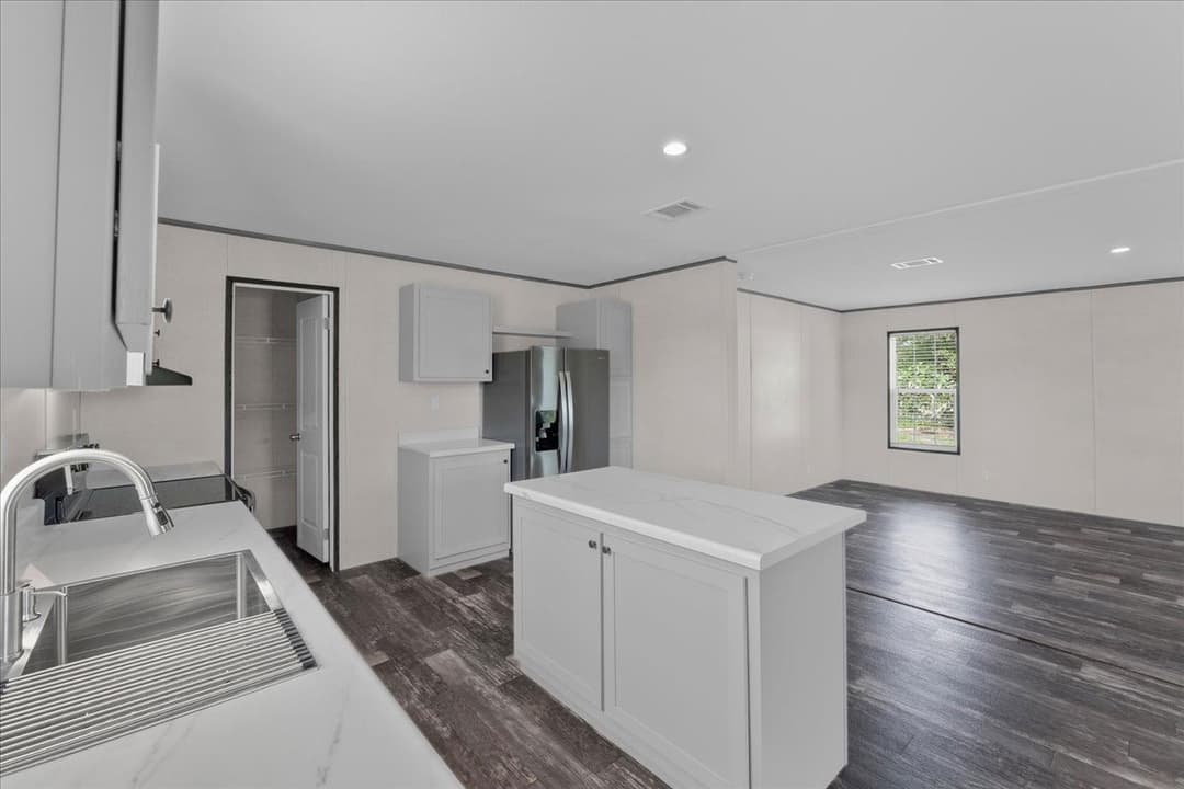 909 lake thomas road, lake wales, florida 33898 (pending)  interior and kitchen home features