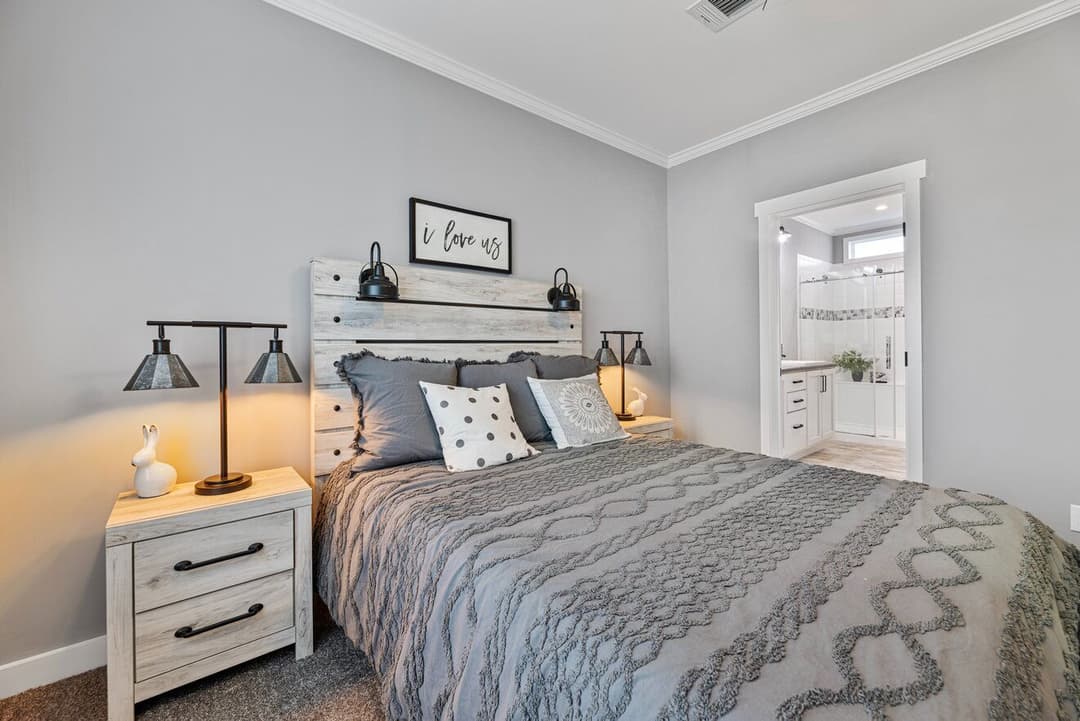 Cottage farmhouse 28522j bedroom home features