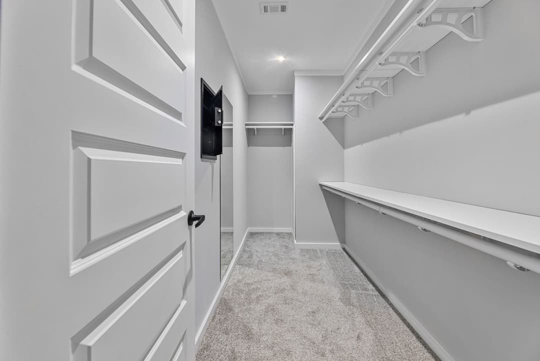 Davan 28683a bedroom home features