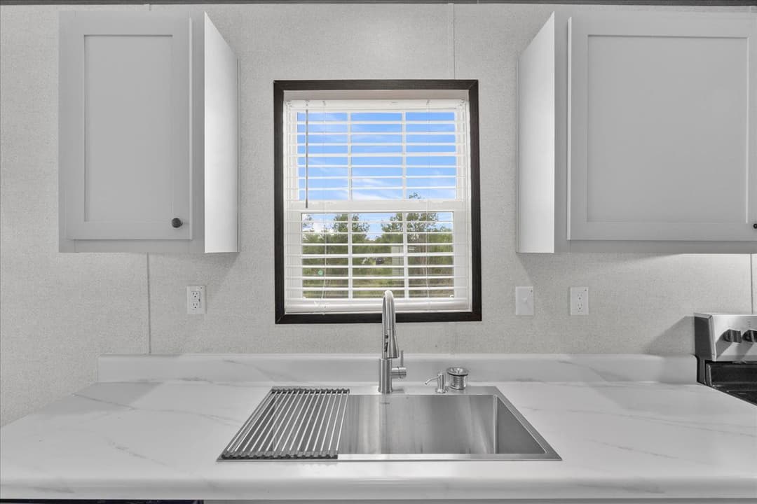 909 lake thomas road, lake wales, florida 33898 (pending)  interior and kitchen home features