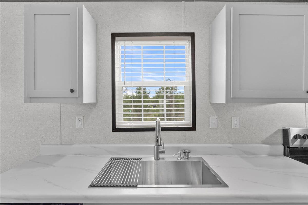 909 lake thomas road, lake wales, florida 33898 (pending)  interior and kitchen home features