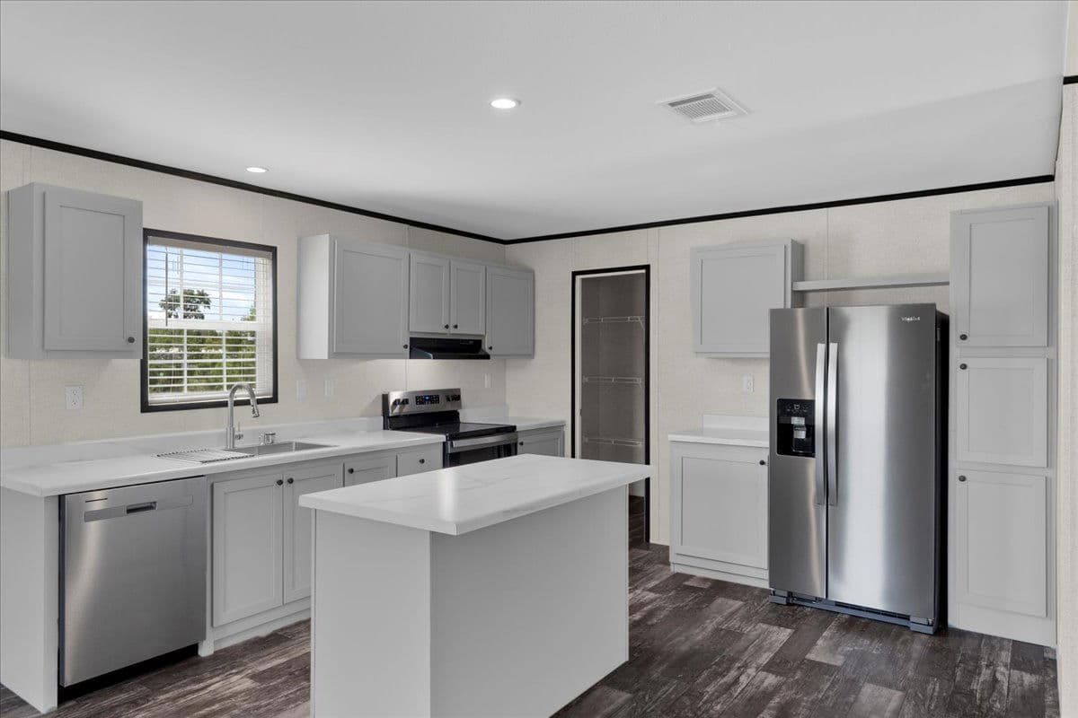 909 lake thomas road, lake wales, florida 33898 (pending)  interior and kitchen home features